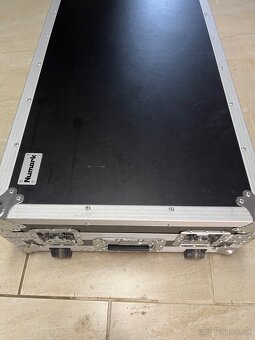 Mix pult Allen & Heath QU32 a DJ konzola Numark NS7 ii - 6