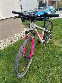 Krásny dievčenský Ghost - 6