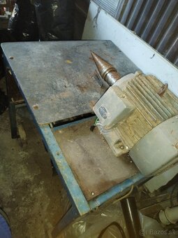 Predám kužeľová štiepačka na drevo 5,5 KW - 6