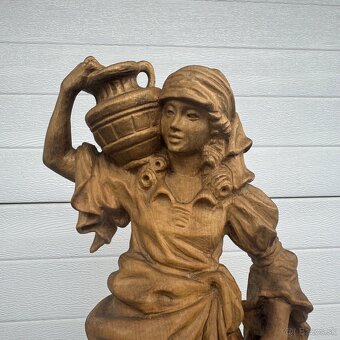 Velká socha dřevená ruční práce Samaritánka se džbánem - 6