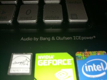 Asus. (2-v-1) konvertibilný notebook s dotykovým displejom. - 6