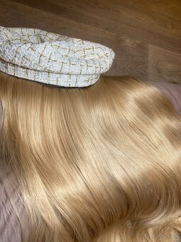 Štýlová blond parochňa s čiapočkou - 6