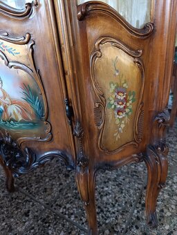 Rohová vitrína - 6