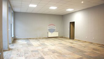 Na predaj jedinečná budova v meste Lučenec - 6