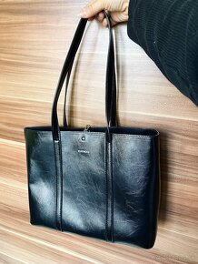 Priestranná čierna kabelka, ľahká, kvalitná, nová - 6