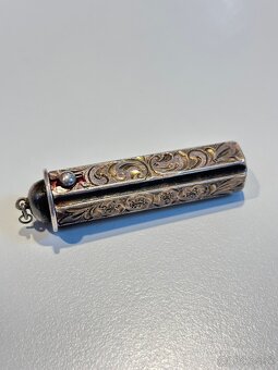 Starožitný gravírovaný strieborný rúž - 6