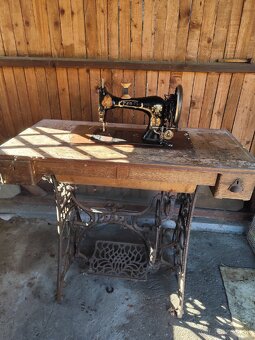 Starý šijací stroj - 6