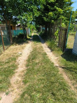 Záhrada 771 m² s chatkou, elektrinou a studňou – Dúbravka - 6