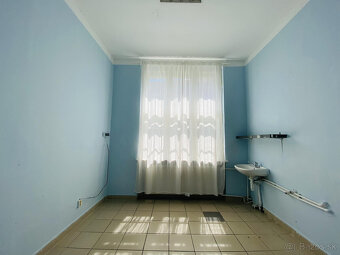 Na prenájom obchodný priestor 30 m2 v centre mesta Dunajská  - 6