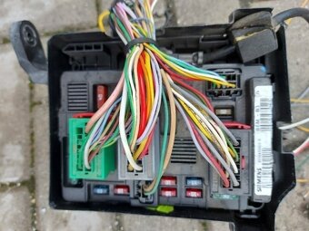 Predam motorovu poistkovu skrinku na peugeot 206 1.4 55kw - 6