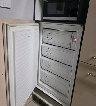 Moderní lesklá linka s vestavěnými spotřebiči,5864 - 6