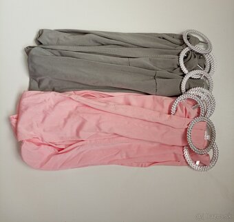 ružové mašle na stoličky s brošňou - 6