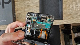Poškodený Samsung Galaxy Z Flip 4 na diely - 6