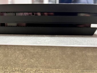 PS4 PRO 1TB + 2x joystick + hra Mafia - 6