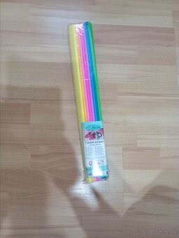 Balóny, svietiace náramky, bublifiky, krepový papier - 6