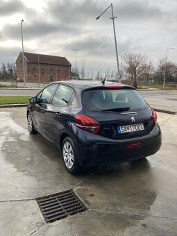 Peugeot 208 1,2 2018 91 352 km 6000€ - 6