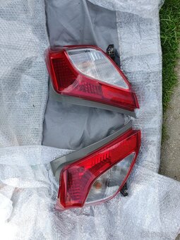 Zadne svetla toyota yaris 2011 - 6