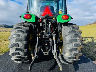 Komunální traktor JOHN DEERE 4720. - 6