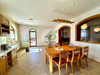 Exkluzívne bývanie na troch poschodiach s veľkou záhradou a  - 6