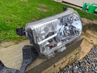 Predné svetlá na Toyota Hilux 2015-2020 - 6