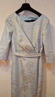 Svetlomodré šaty s ružovými doplnkami Matilde Cano - 6