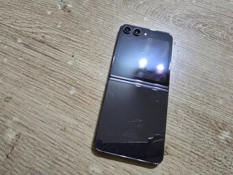 Samsung flip 5 256gb plnefunkcny ma len velmi jemne znamky p - 6