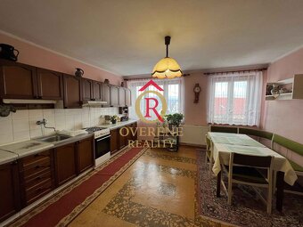 Exkluzívne na predaj priestranný rodinný dom so slnečnou záh - 6