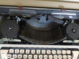 Písací stroj v kufríku Consul 222.2 - 6
