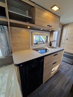 WEINSBERG CaraOne 420 QD model 2027 - 6