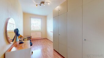 4 - IZBOVÝ PANELOVÝ BYT S LOGGIOU - 3D PREHLIADKA - 6