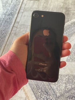 Predám iPhone 8 - 6