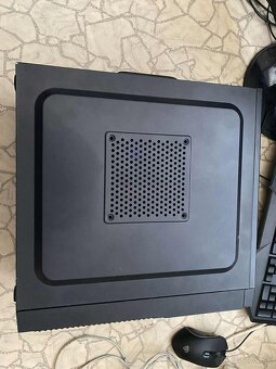 Predám starší herný pc i5 8 gb ram ssd 256 gb R9 200 3 gb g - 6