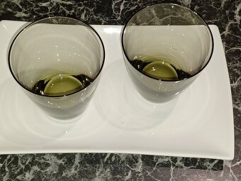 Predáme  poháre  a tácku. - 6