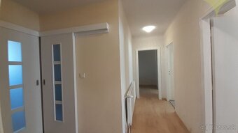 Na predaj ZREKONŠTRUOVANÝ 2-izbový byt s dvorom a GARÁŽOU v - 6