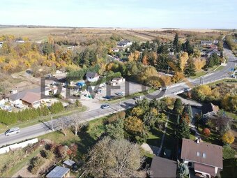 Priestranný stavebný pozemok v pokojnej obci Budmerice - 6