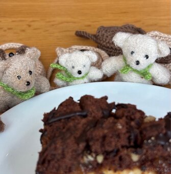 Háčkovaný medvedík (handmade) uložený v malej taštičke - 6