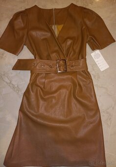 Nové kožené šaty s opaskom - 6