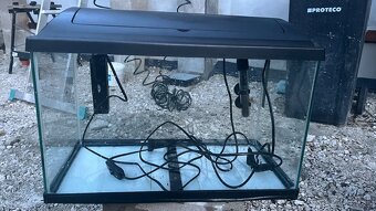 Akvarium cca 30 litrov kompletnee vybavene - 6