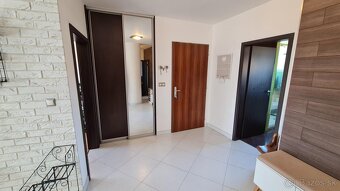 Slnečný 4 izbový byt s parkovaním a s krásnou terasou v - 6