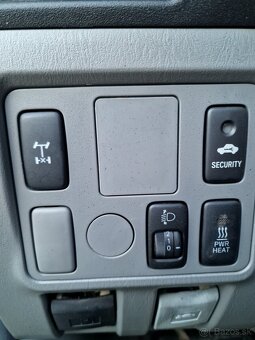 Toyota Hilux 2.5 D-4D 4X4 UZÁVIERKA - 6
