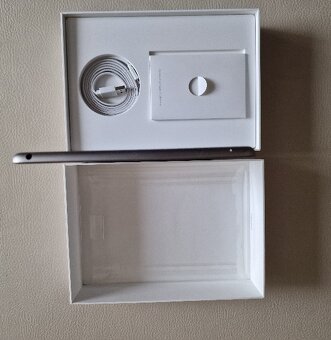 iPad 5.generacie, model  A1822 - 6