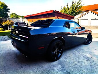 Dodge Challenger 5.7 HEMI V8 - 6