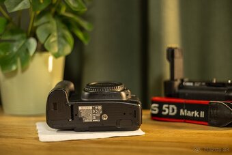 Canon 5D Mark II + grip + 2x batéria (super stav) - 6