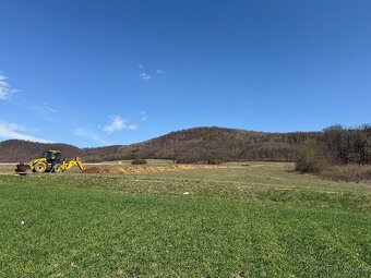 Pozemok 600m2, elektrina na pozemku - 6