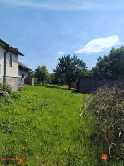 Ideálny pozemok v srdci obce s historickým rodinným domom  - - 6