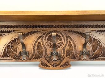 Masívna vitrinka a vešiak - 6