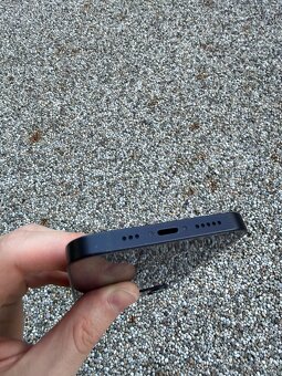 IPhone 12 - baterie 94% - 6