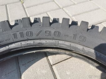 Zadny plast Mitas 110/90-19 zachovaly za 15€ - 6