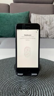 Apple iPhone SE 2020 Black, iOS 26 - 6