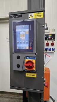 BALIACI STROJ NA PALETY - VÝREZ V TOČNI PRE VJAZD PALEŤÁKU - 6